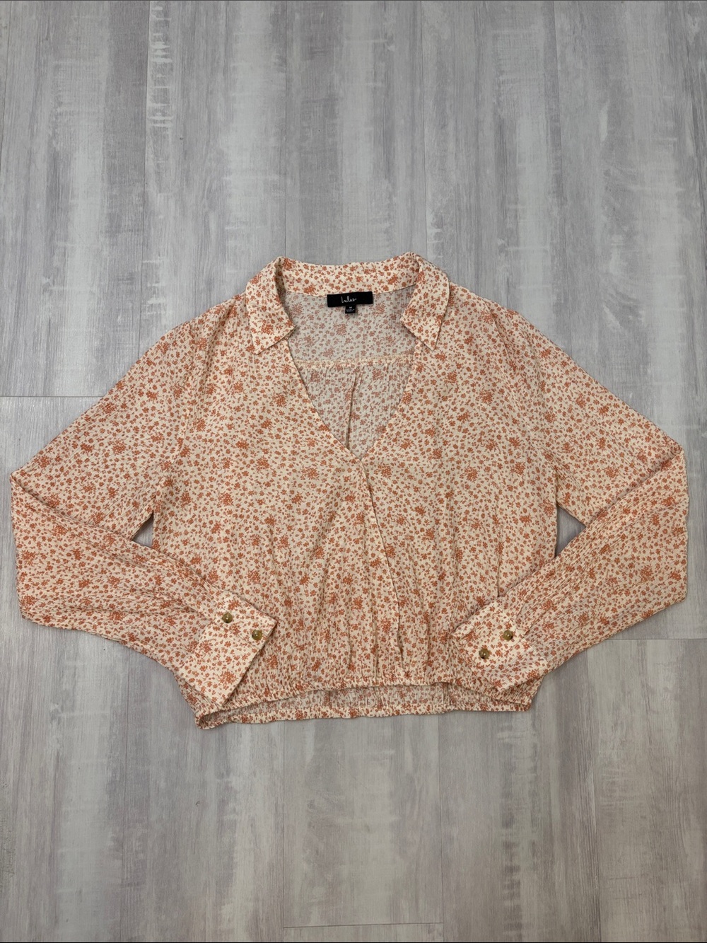 Lulu's Peach Ditsy Floral V-Neck Cropped Blouse Medium